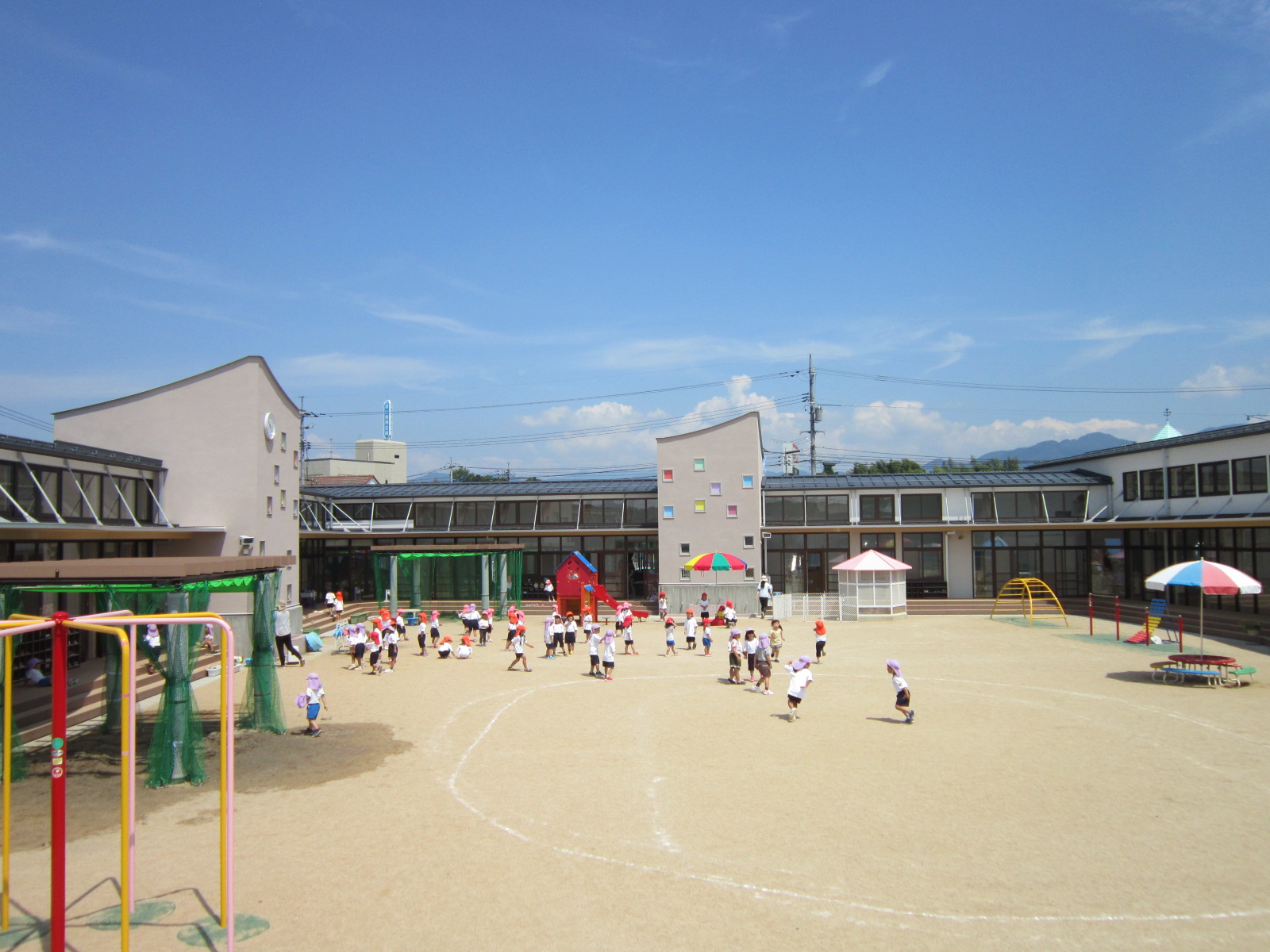 津山市立つやま東幼稚園南側からの園舎の写真