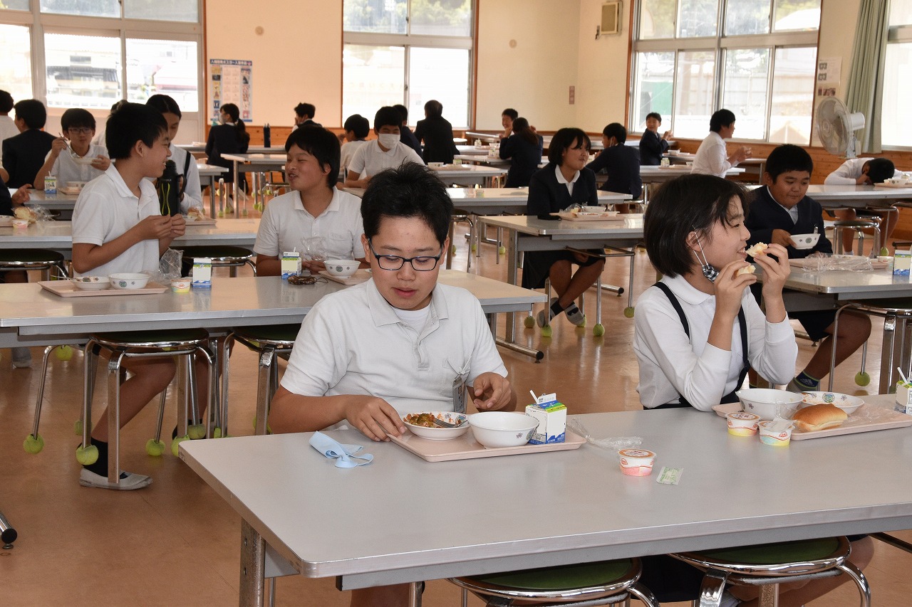 給食の様子3