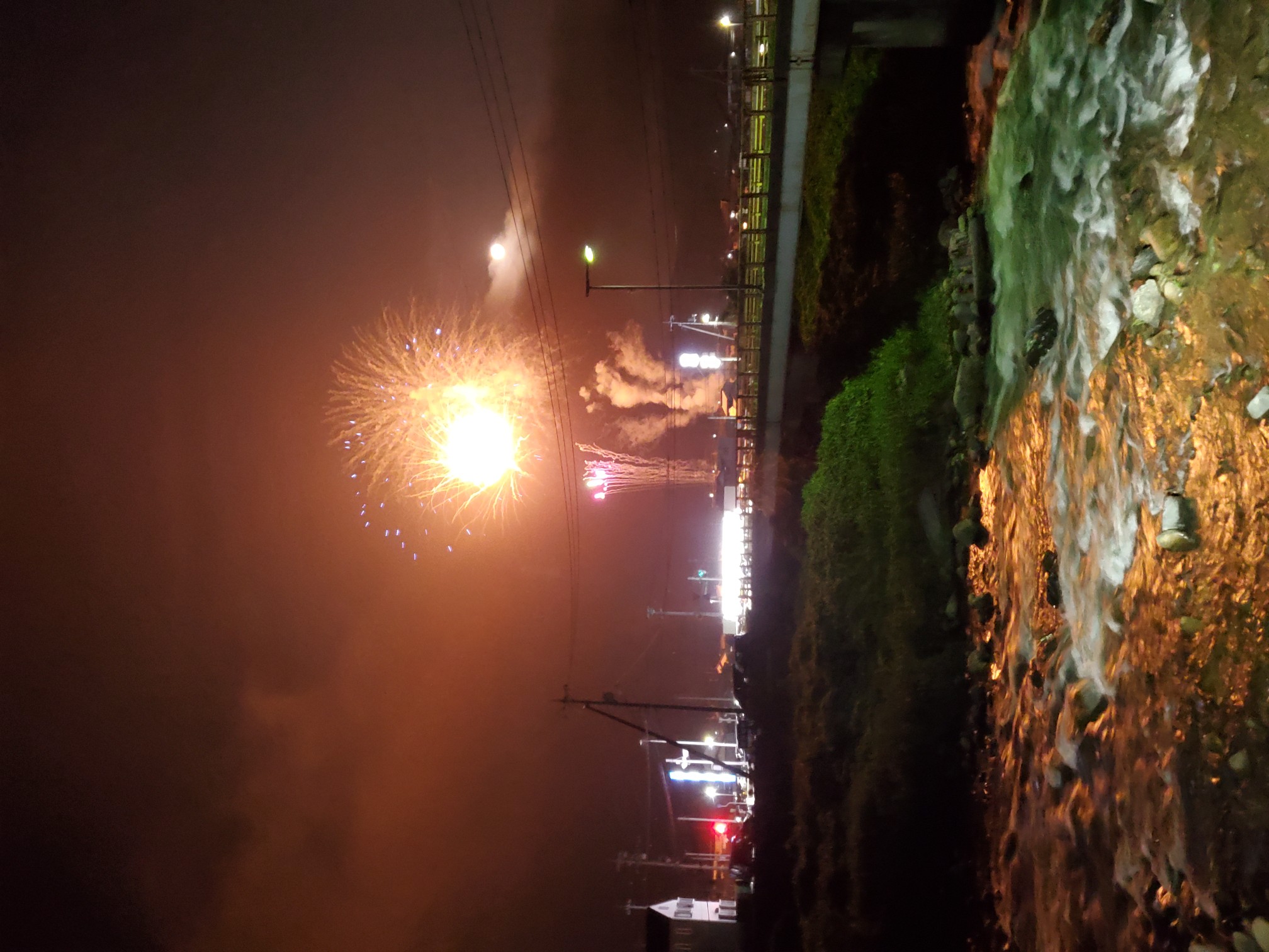 お月様も花火鑑賞していますね